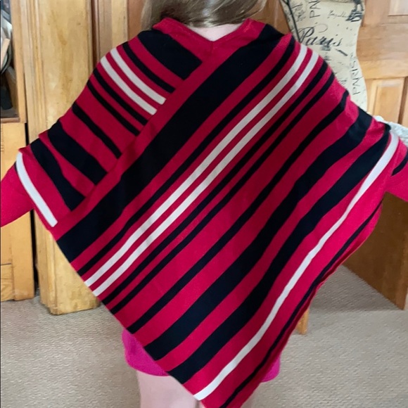 Small poncho shawl with sleeves - Picture 3 of 4